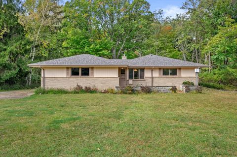 Photo of 9431 N Sleepy Hollow Ln, Bayside, WI 53217 (MLS # 1939485)