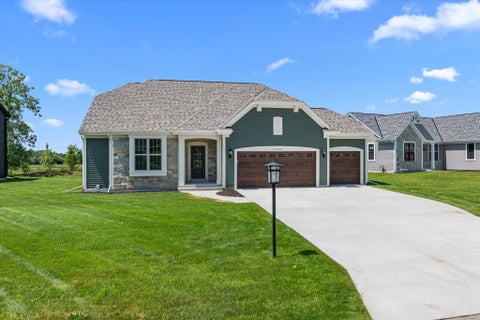 Photo of W251N2399 Valleyview Cir, Pewaukee, WI 53072 (MLS # 1982343)