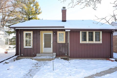 Photo of 10907 Glenway Ct, Wauwatosa, WI 53222 (MLS # 1944647)