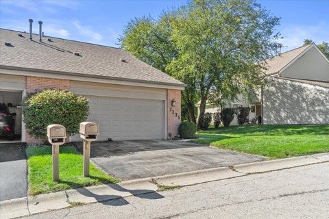Photo of 7335 S Delaine Dr, Oak Creek, WI 53154 (MLS # 1983050)
