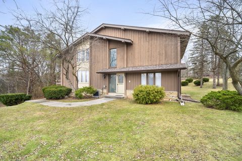 Photo of 11452 N Meadowbrook Dr, Mequon, WI 53097 (MLS # 1902214)