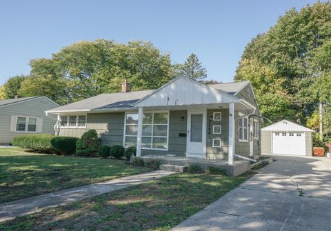 Photo of 9544 W Lorraine Pl, Milwaukee, WI 53222 (MLS # 1940045)