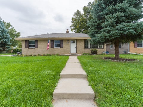 Photo of 5303 W Wilbur Ave, Greenfield, WI 53220 (MLS # 1985739)