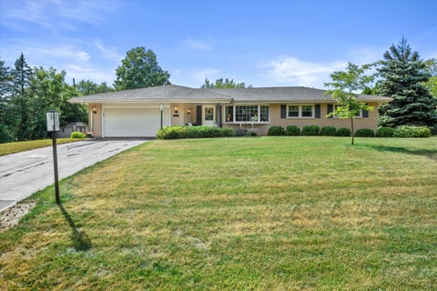 Photo of 4575 Lincrest Dr, Brookfield, WI 53045 (MLS # 1973022)