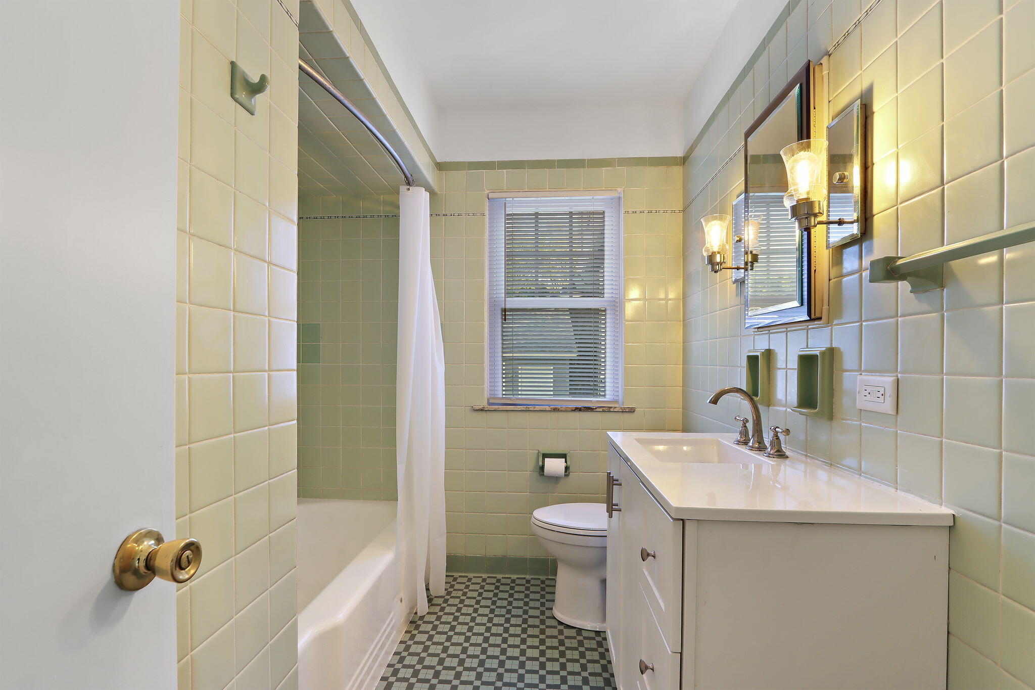 Kenosha, Wisconsin 53143, United States, 3 Bedrooms Bedrooms, ,2 BathroomsBathrooms,Residential,Active,227149