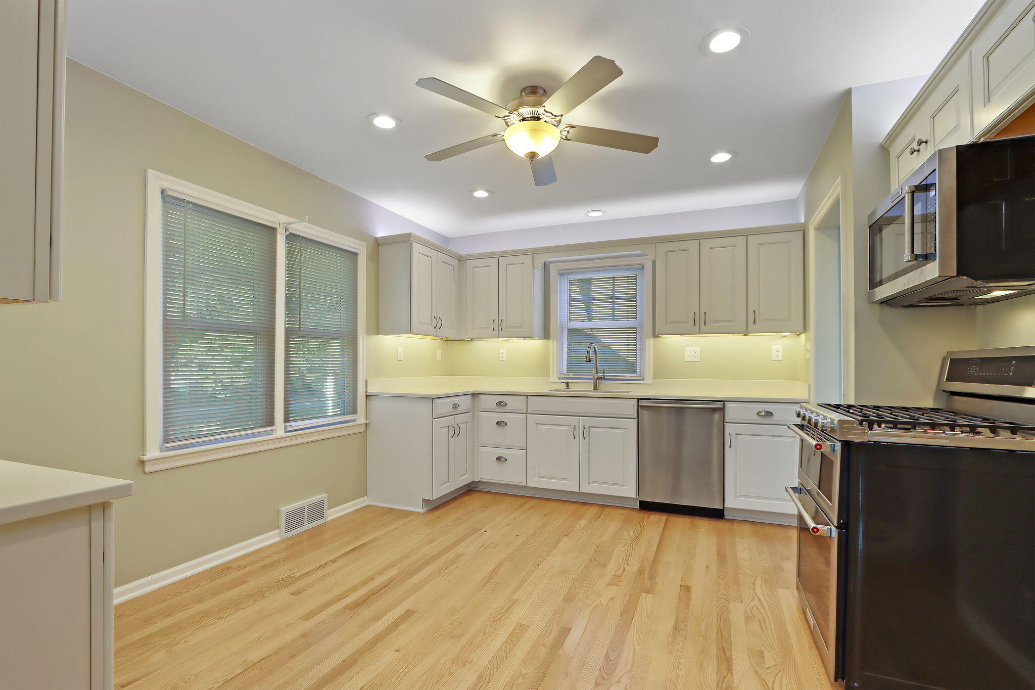 Kenosha, Wisconsin 53143, United States, 3 Bedrooms Bedrooms, ,2 BathroomsBathrooms,Residential,Active,227149