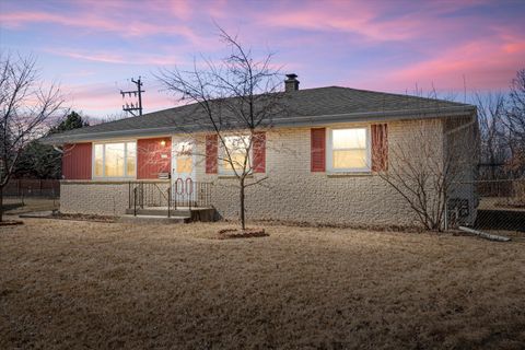 Photo of 2607 W Lindenwood Ct, Oak Creek, WI 53154 (MLS # 1909654)