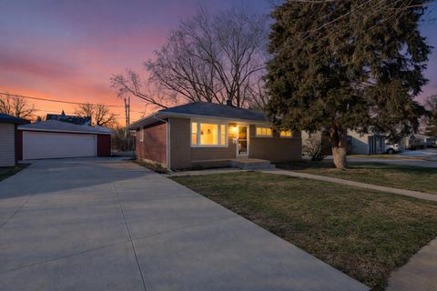 Photo of 1001 E Doty Pl, Milwaukee, WI 53207 (MLS # 1947780)