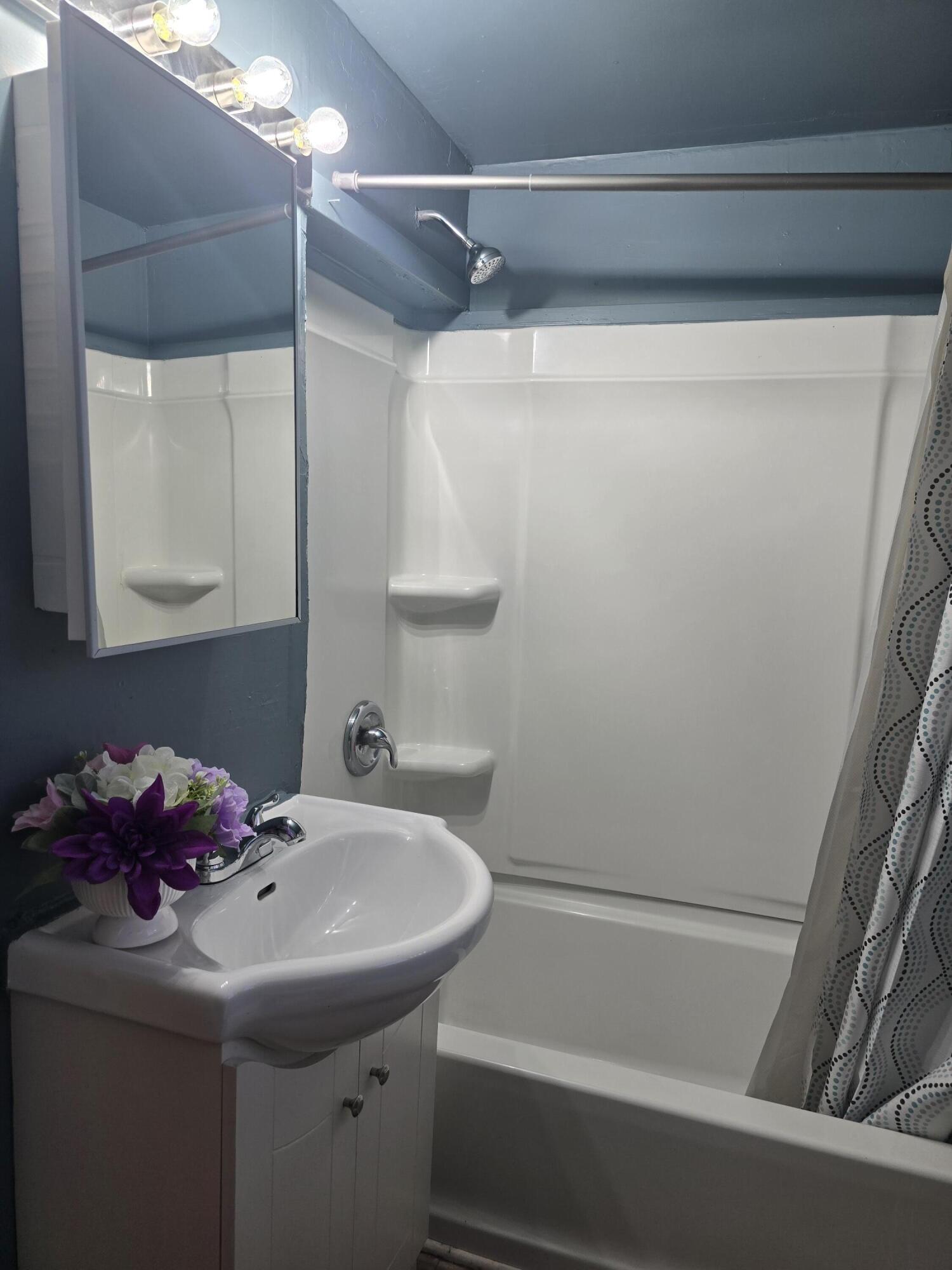 Racine, Wisconsin 53404, United States, 2 Bedrooms Bedrooms, ,2 BathroomsBathrooms,Residential,Active,183271