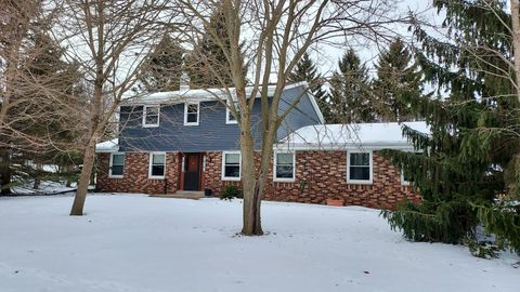 Photo of 7808 W Plainsview Dr, Franklin, WI 53132 (MLS # 1951333)