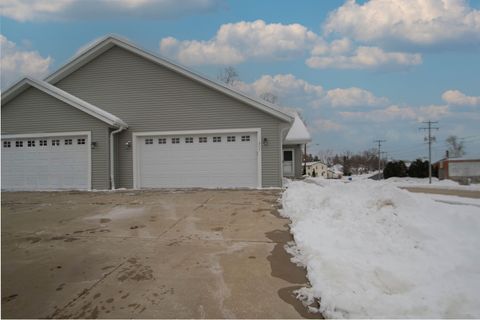 Photo of 301 Creekside Ct, Watertown, WI 53098 (MLS # 1944265)