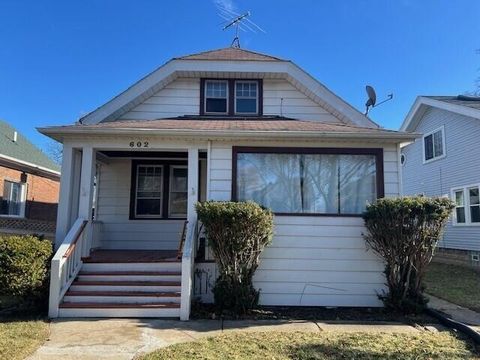 Photo of 602 S Oak Park Ct, Milwaukee, WI 53214 (MLS # 1947965)