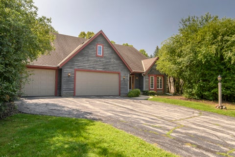 Photo of N52W14305 Thornhill Dr, Menomonee Falls, WI 53051 (MLS # 1977212)