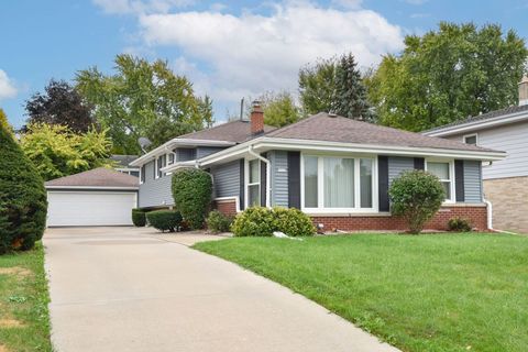 Photo of 9525 W Grantosa Dr, Wauwatosa, WI 53222 (MLS # 1939484)