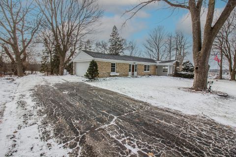 Photo of N89W13809 Bonnie Ln, Menomonee Falls, WI 53051 (MLS # 1946132)