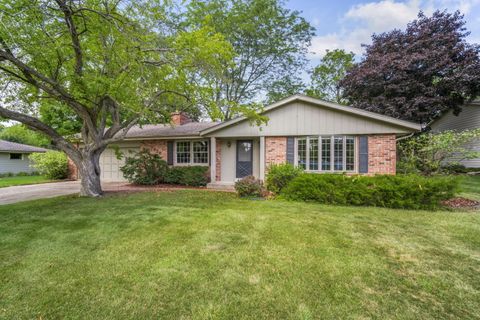 Photo of 7838 Chapel Hill Ct E, Franklin, WI 53132 (MLS # 1931071)
