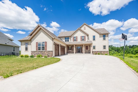 Photo of N88W18648 Duke Ct, Menomonee Falls, WI 53051 (MLS # 1968456)