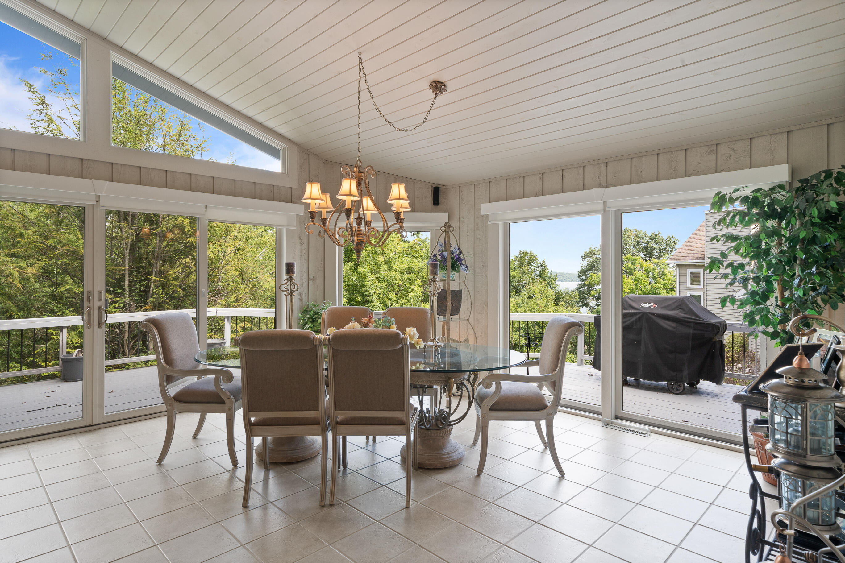 Fontana, Wisconsin 53125, United States, 4 Bedrooms Bedrooms, ,4 BathroomsBathrooms,Residential,Active,183885