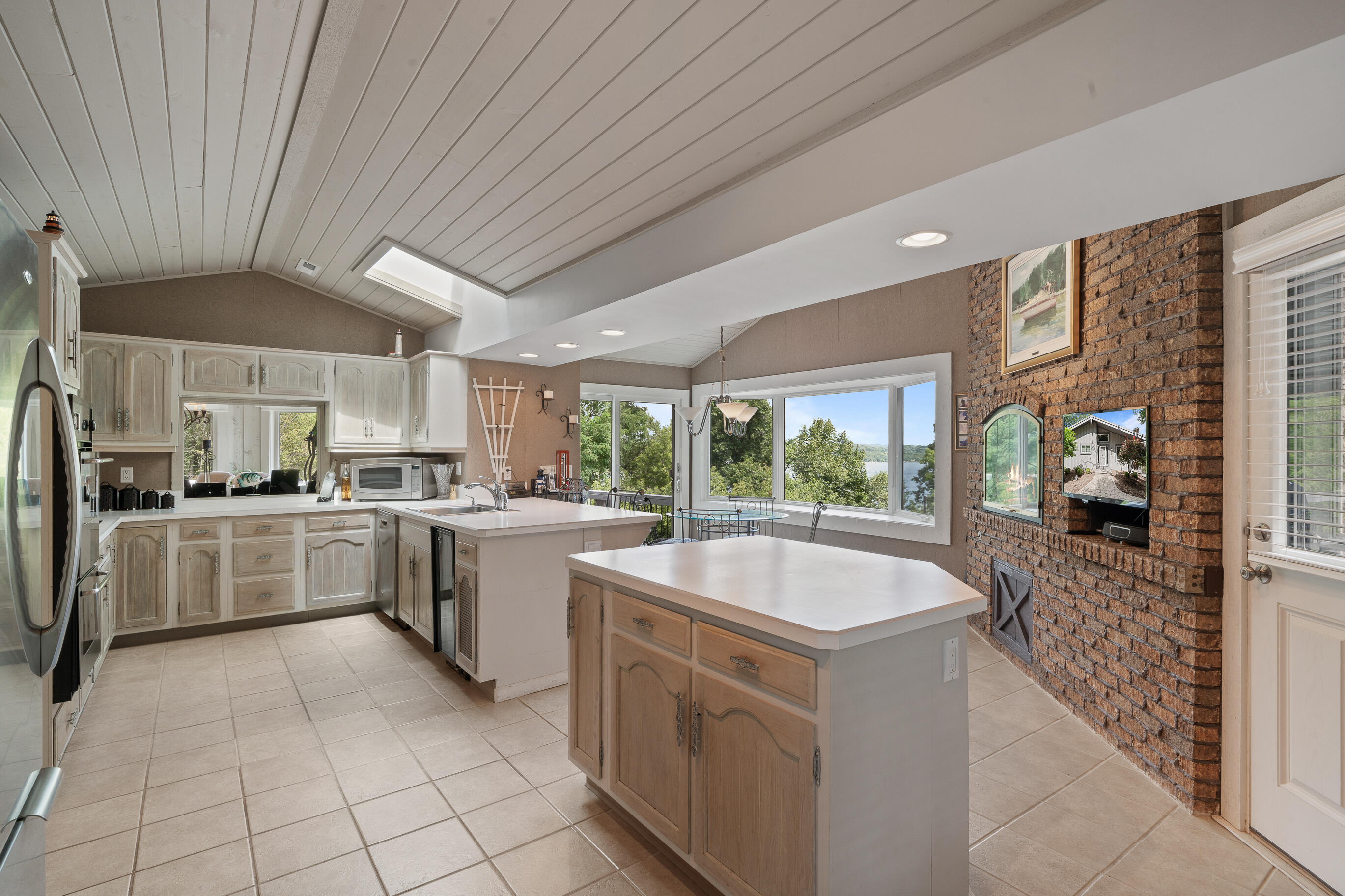 Fontana, Wisconsin 53125, United States, 4 Bedrooms Bedrooms, ,4 BathroomsBathrooms,Residential,Active,183885