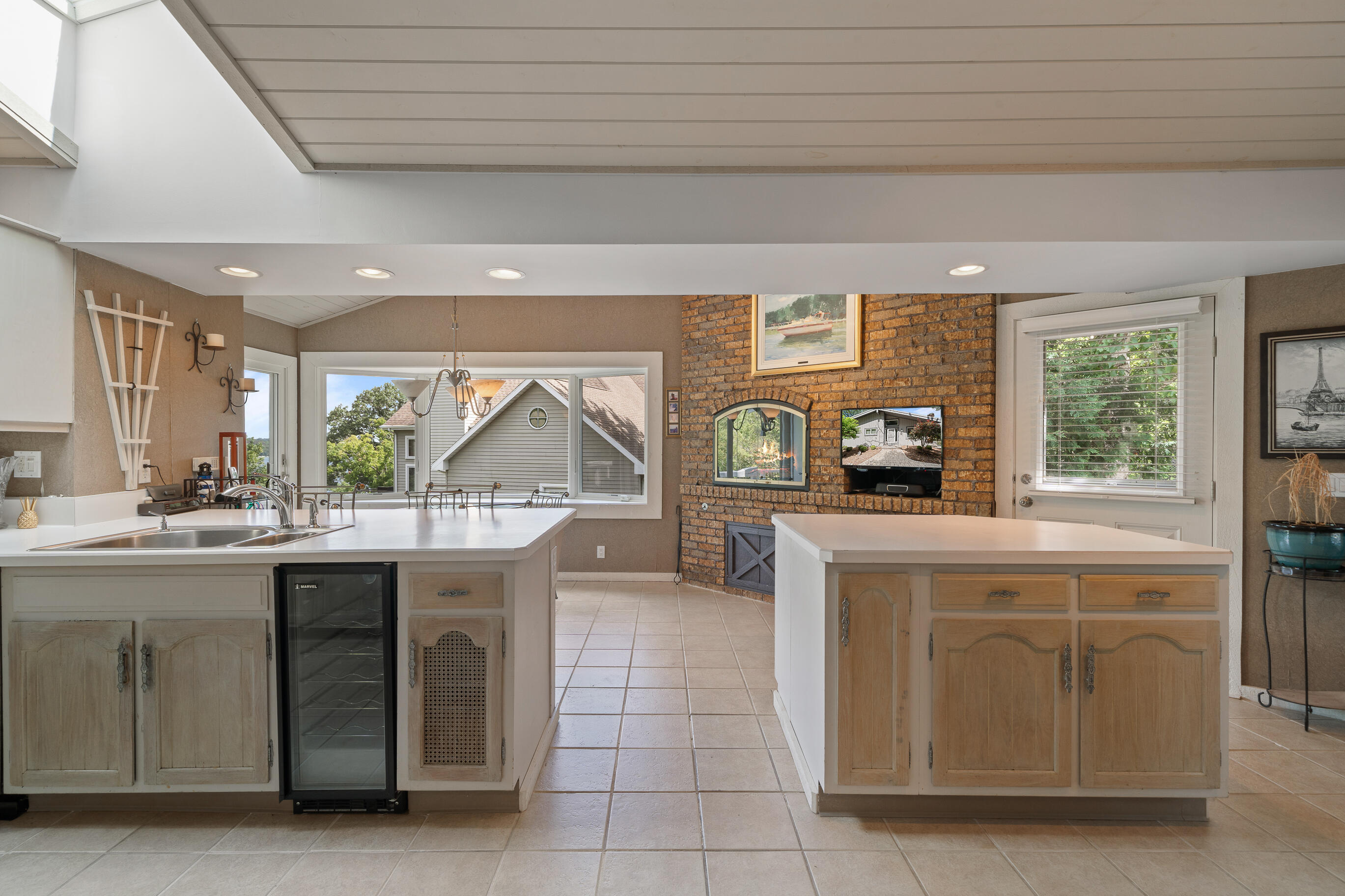 Fontana, Wisconsin 53125, United States, 4 Bedrooms Bedrooms, ,4 BathroomsBathrooms,Residential,Active,183885