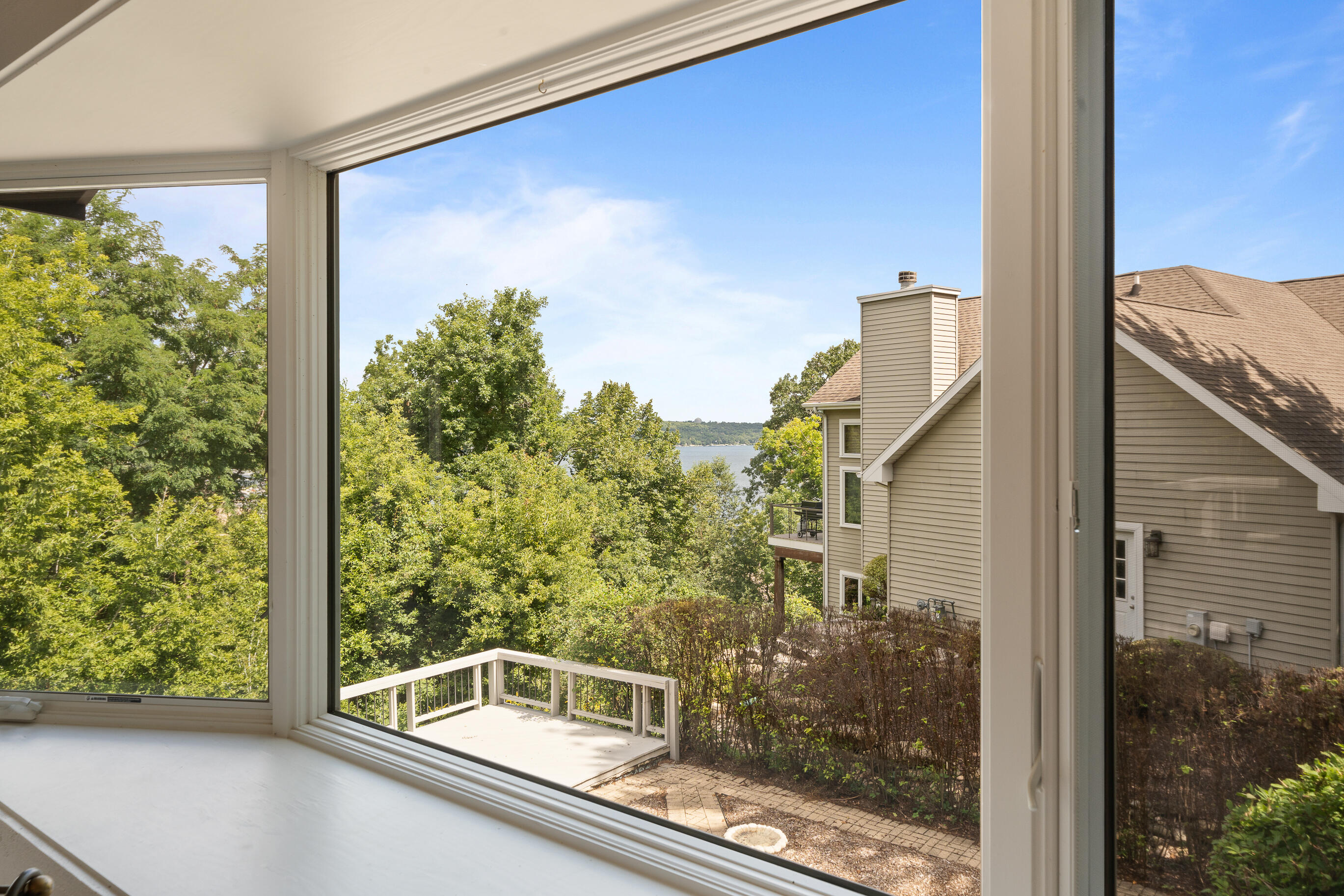 Fontana, Wisconsin 53125, United States, 4 Bedrooms Bedrooms, ,4 BathroomsBathrooms,Residential,Active,183885