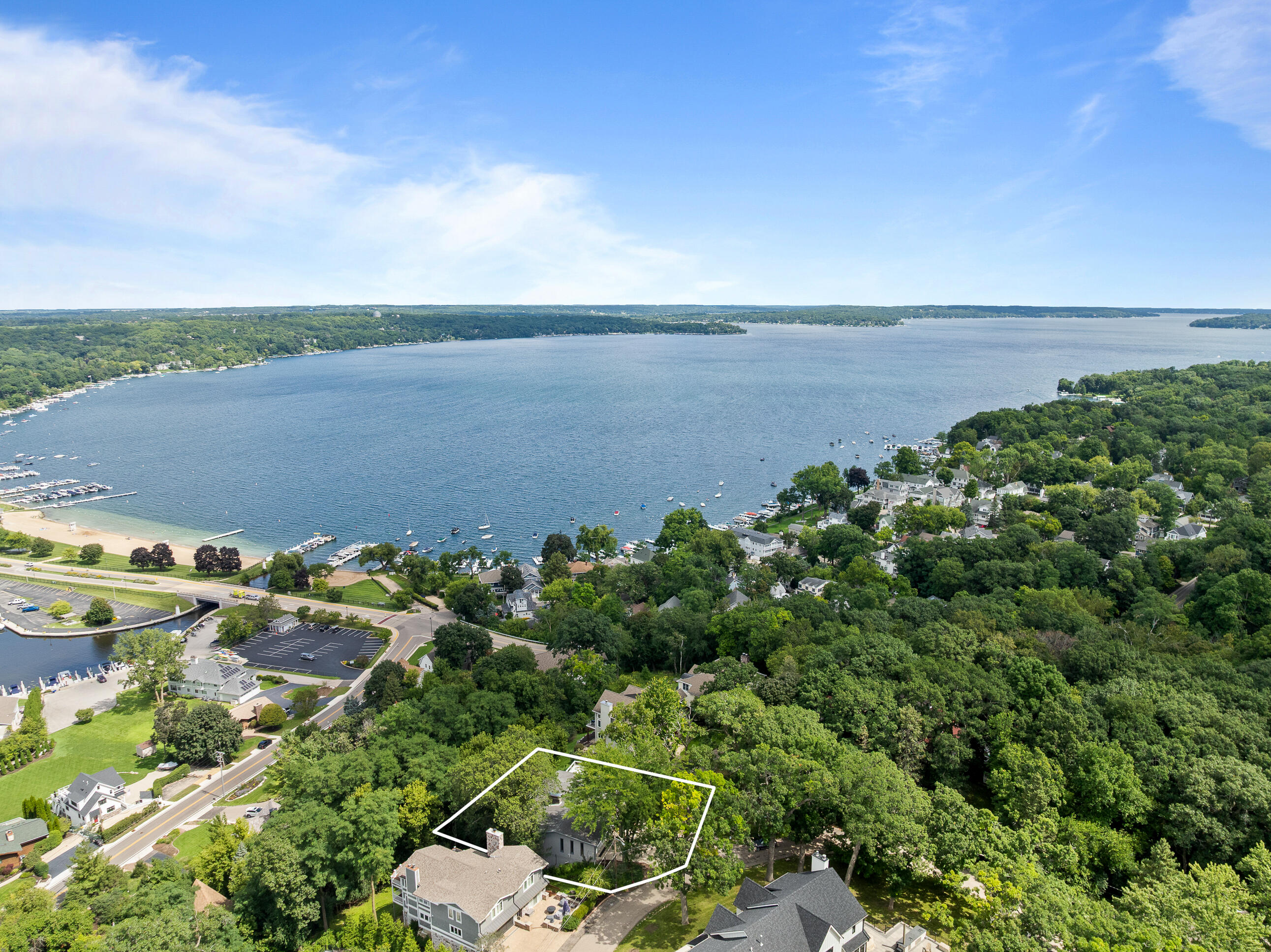 Fontana, Wisconsin 53125, United States, 4 Bedrooms Bedrooms, ,4 BathroomsBathrooms,Residential,Active,183885