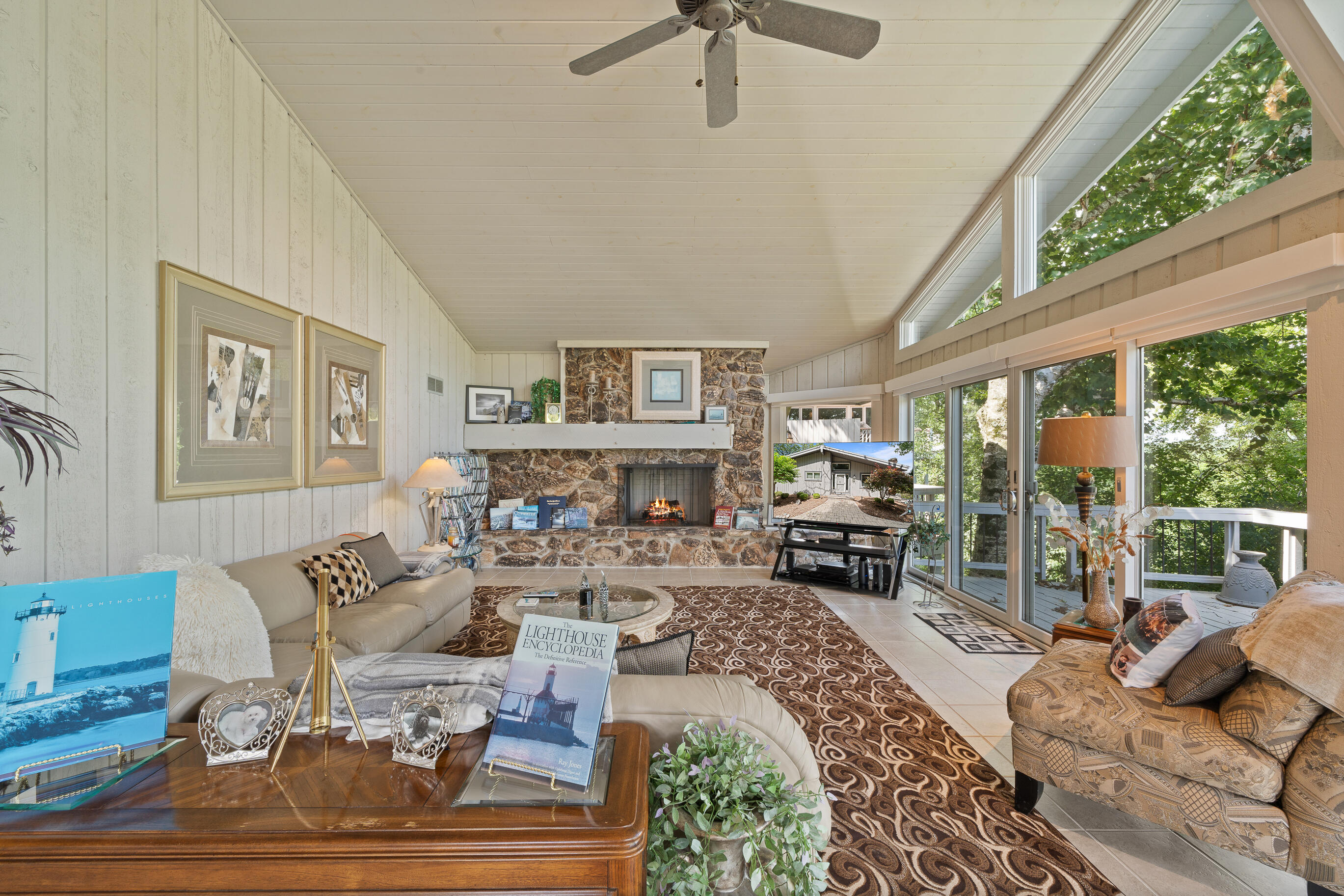 Fontana, Wisconsin 53125, United States, 4 Bedrooms Bedrooms, ,4 BathroomsBathrooms,Residential,Active,183885