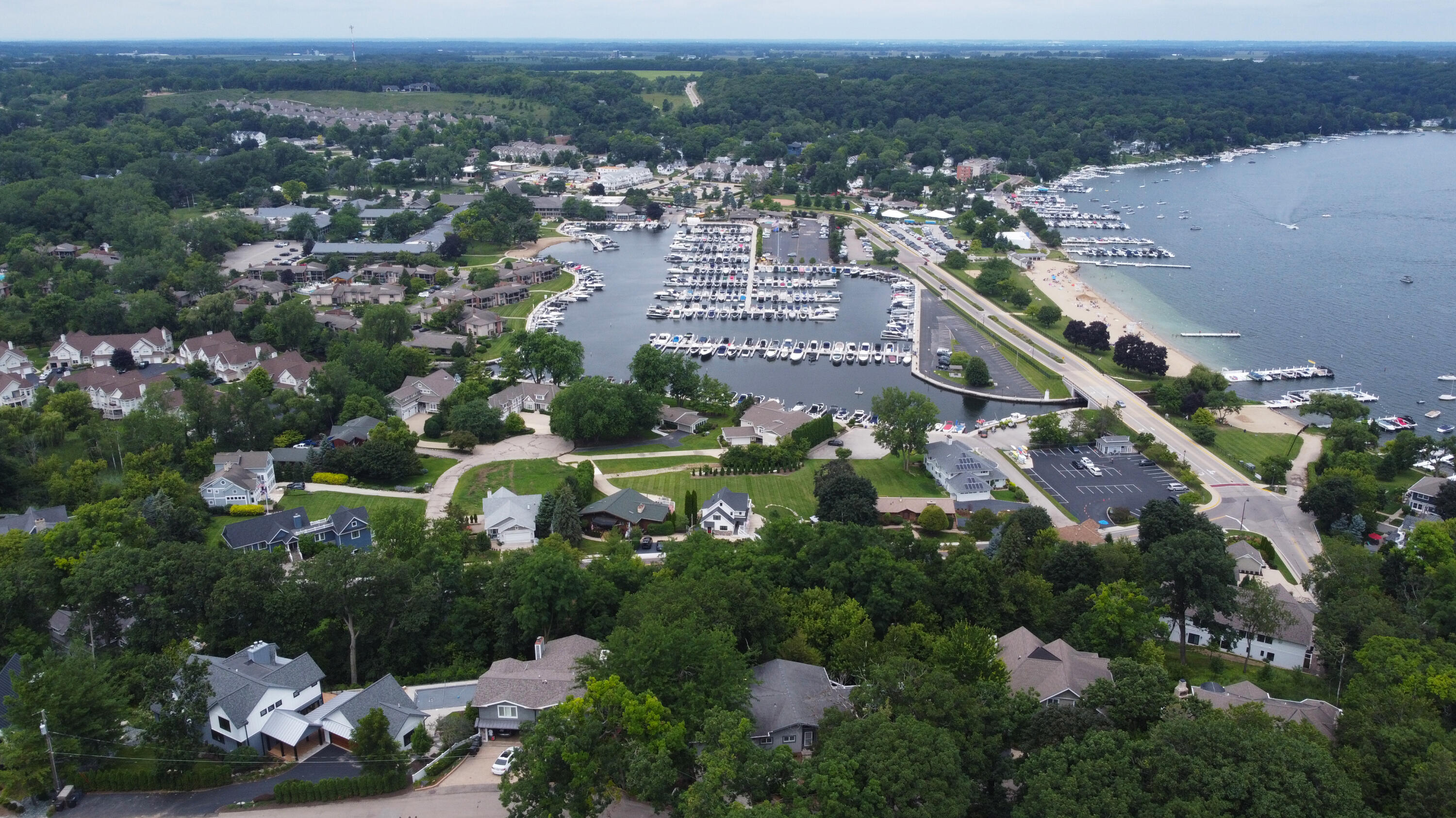 Fontana, Wisconsin 53125, United States, 4 Bedrooms Bedrooms, ,4 BathroomsBathrooms,Residential,Active,183885