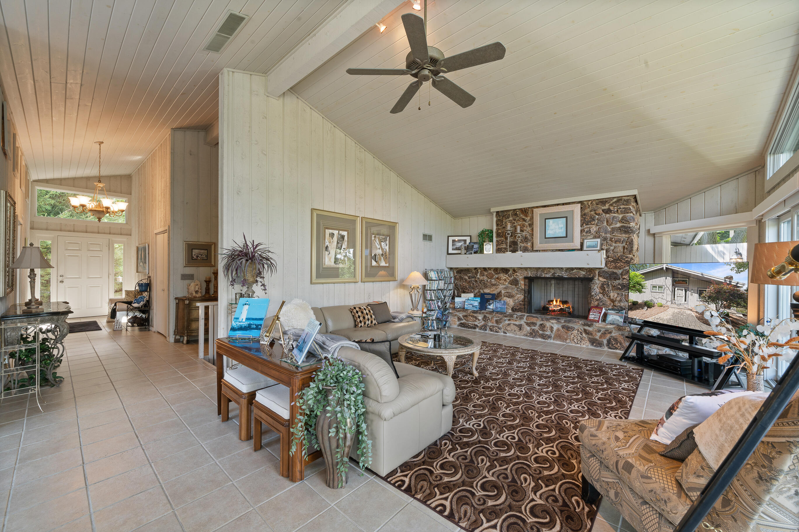 Fontana, Wisconsin 53125, United States, 4 Bedrooms Bedrooms, ,4 BathroomsBathrooms,Residential,Active,183885