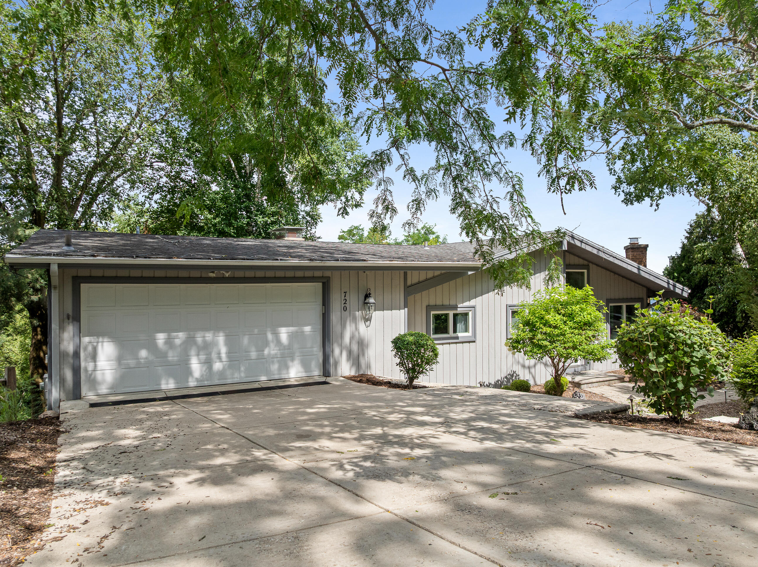 Fontana, Wisconsin 53125, United States, 4 Bedrooms Bedrooms, ,4 BathroomsBathrooms,Residential,Active,183885