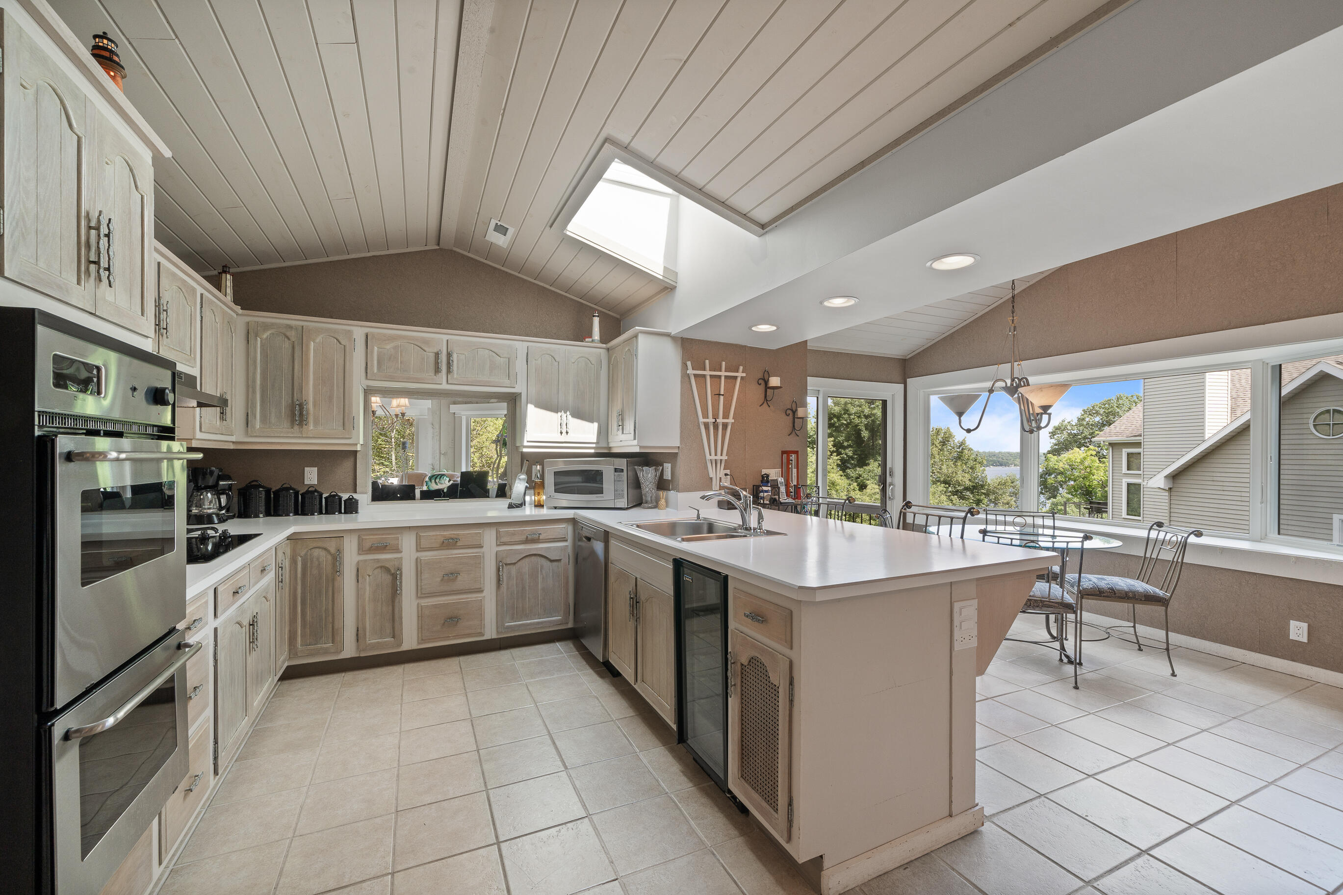 Fontana, Wisconsin 53125, United States, 4 Bedrooms Bedrooms, ,4 BathroomsBathrooms,Residential,Active,183885