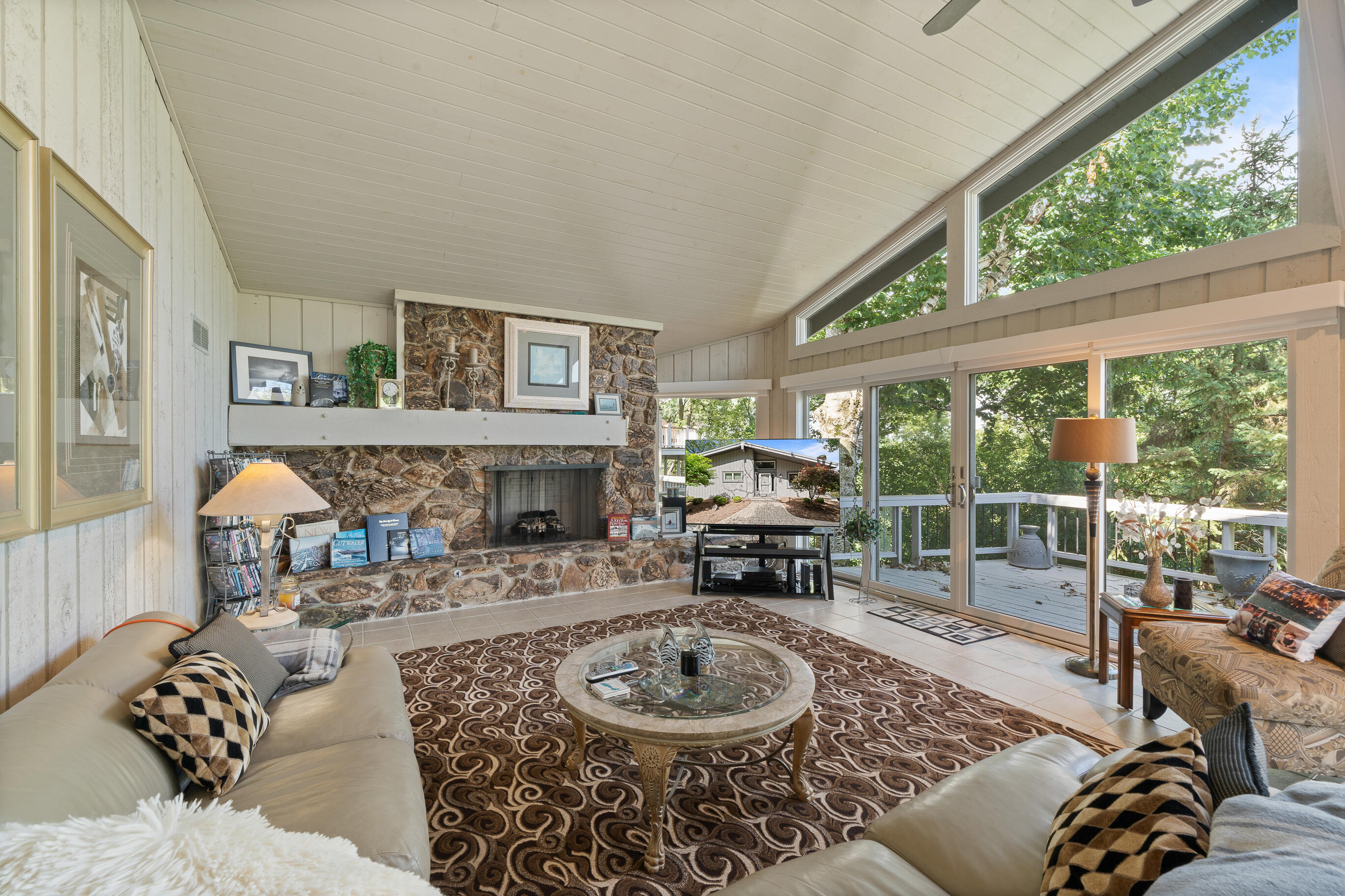 Fontana, Wisconsin 53125, United States, 4 Bedrooms Bedrooms, ,4 BathroomsBathrooms,Residential,Active,183885