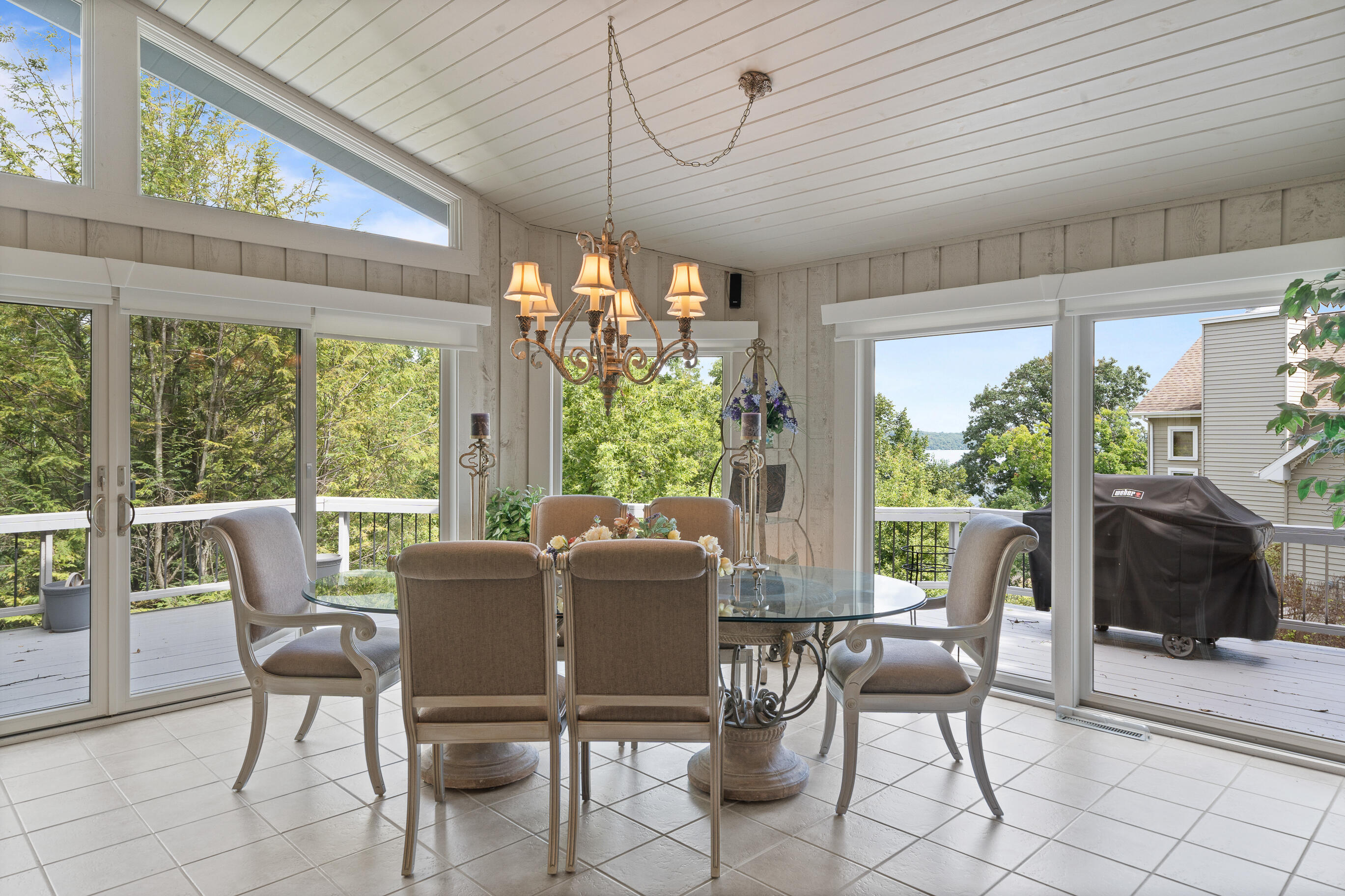 Fontana, Wisconsin 53125, United States, 4 Bedrooms Bedrooms, ,4 BathroomsBathrooms,Residential,Active,183885