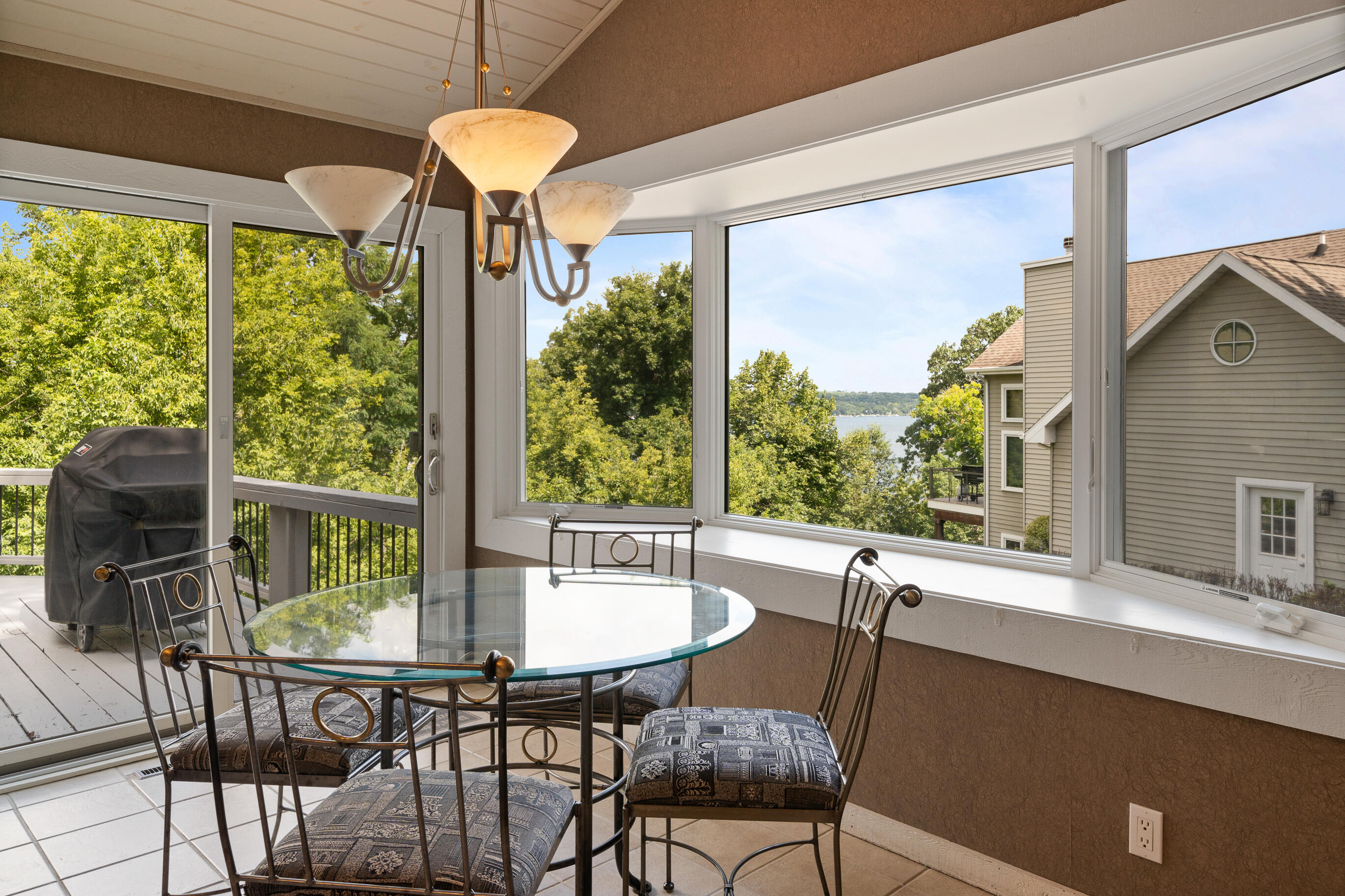 Fontana, Wisconsin 53125, United States, 4 Bedrooms Bedrooms, ,4 BathroomsBathrooms,Residential,Active,183885