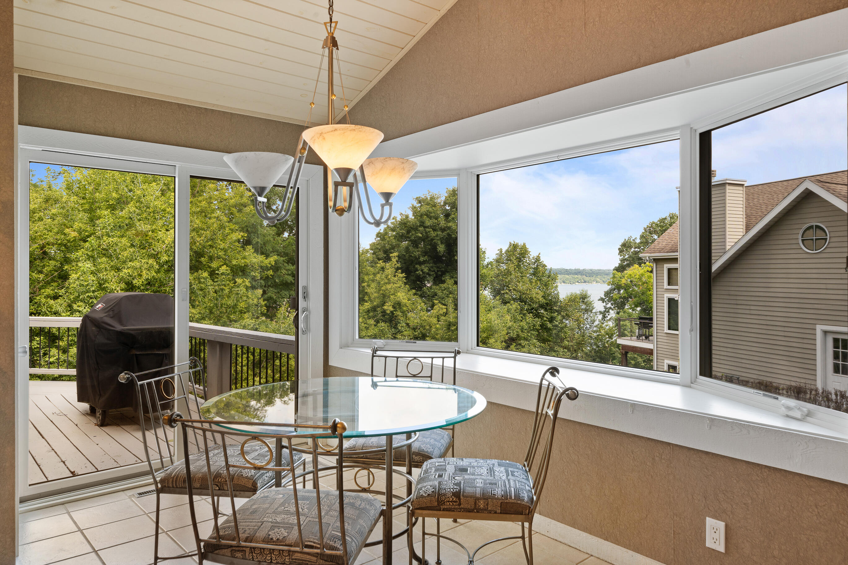 Fontana, Wisconsin 53125, United States, 4 Bedrooms Bedrooms, ,4 BathroomsBathrooms,Residential,Active,183885