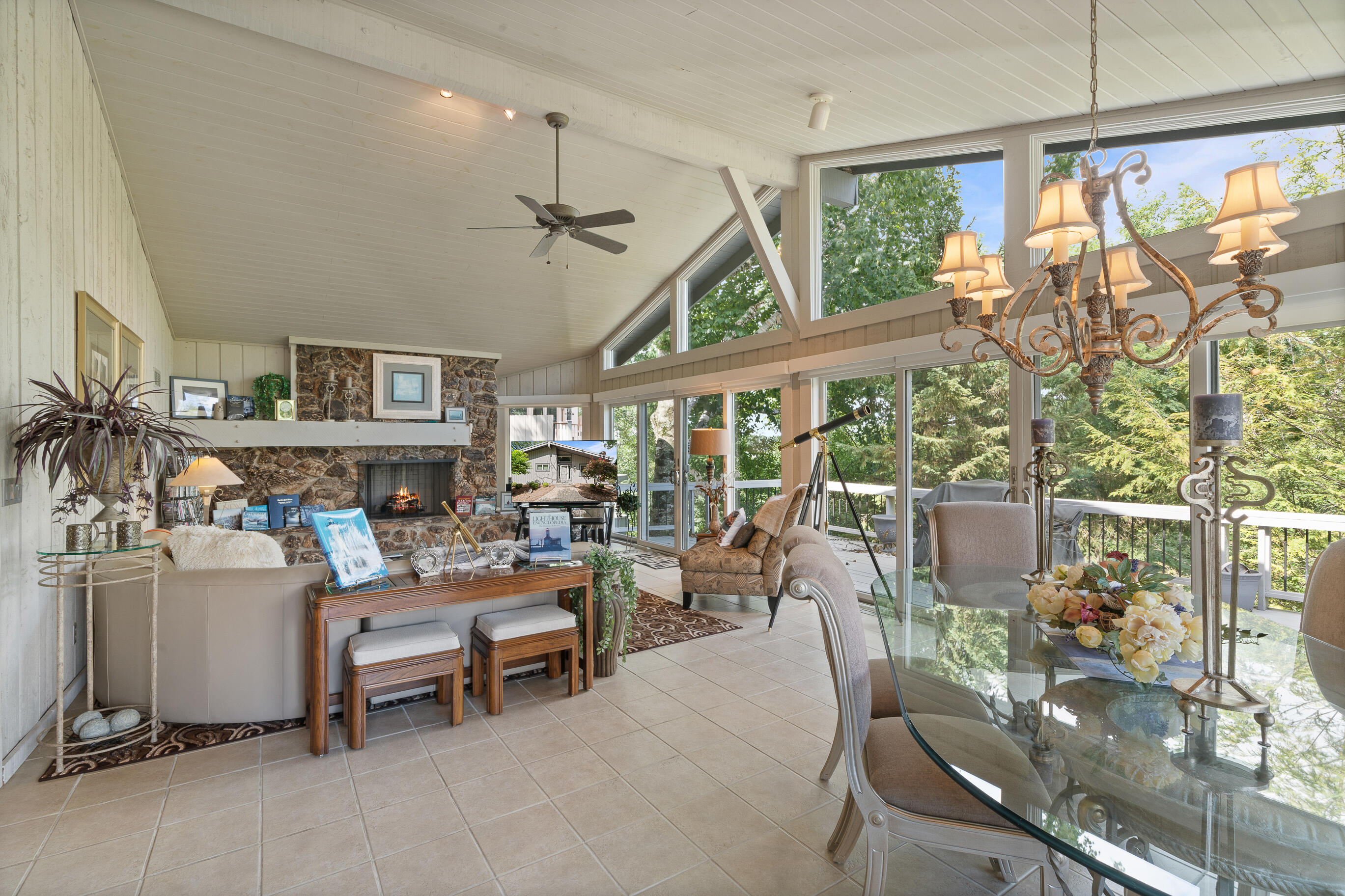 Fontana, Wisconsin 53125, United States, 4 Bedrooms Bedrooms, ,4 BathroomsBathrooms,Residential,Active,183885