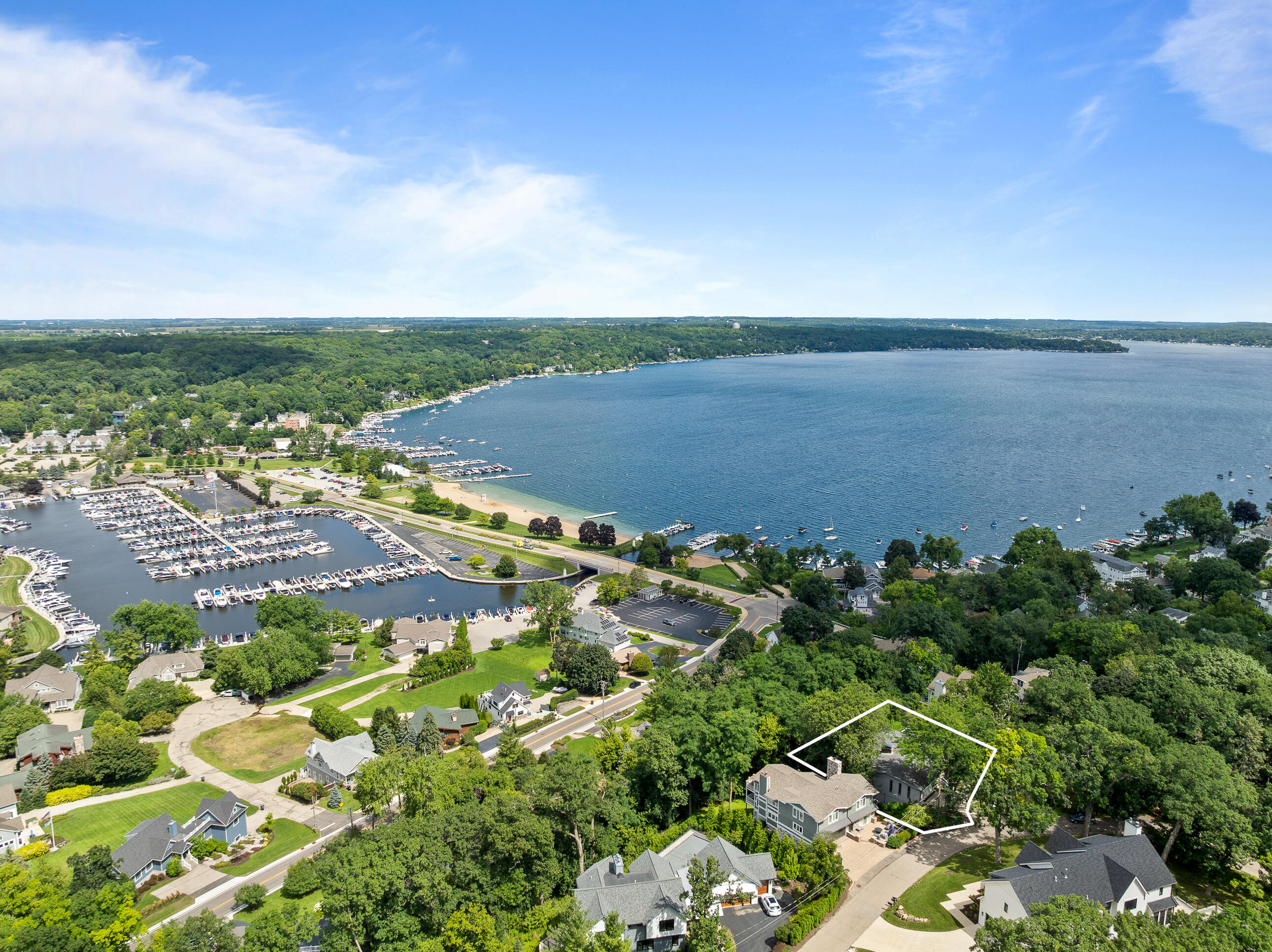 Fontana, Wisconsin 53125, United States, 4 Bedrooms Bedrooms, ,4 BathroomsBathrooms,Residential,Active,183885