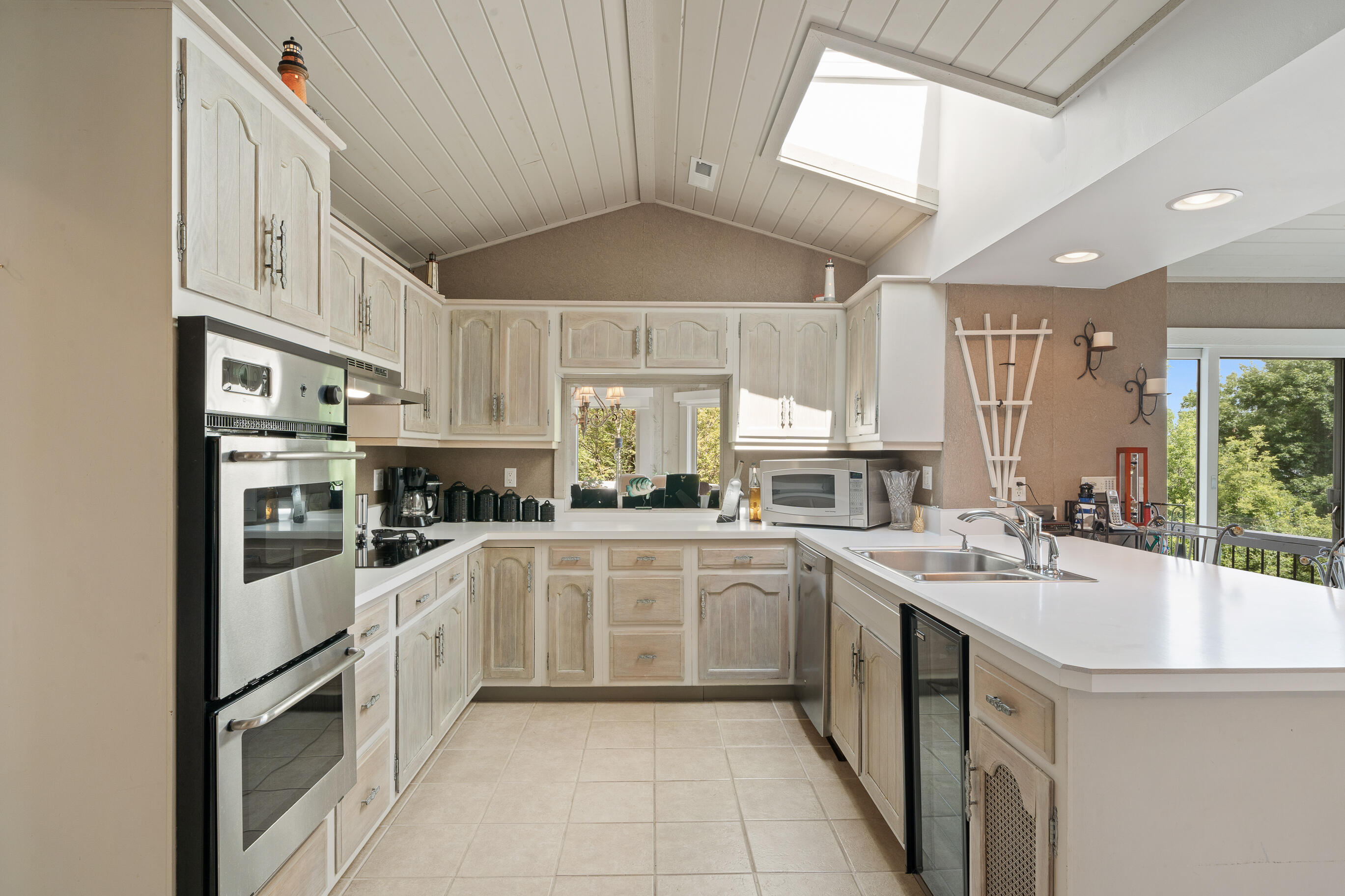 Fontana, Wisconsin 53125, United States, 4 Bedrooms Bedrooms, ,4 BathroomsBathrooms,Residential,Active,183885