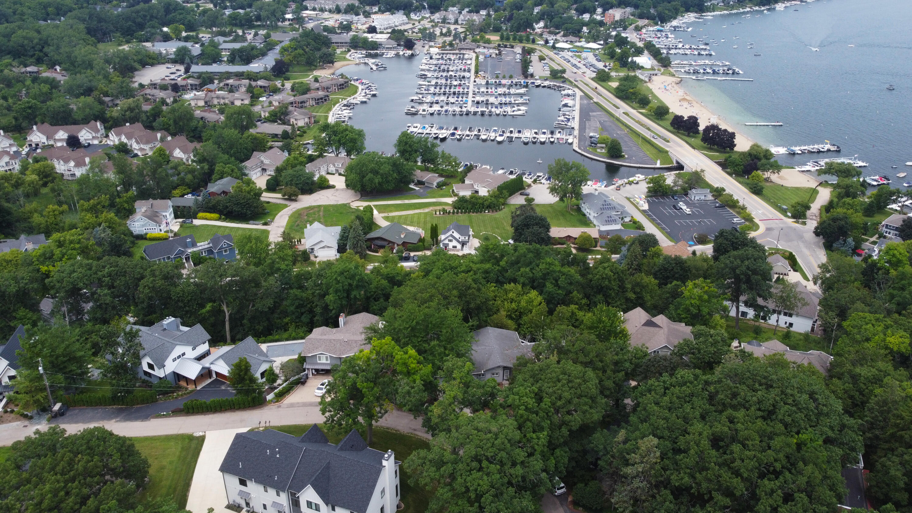 Fontana, Wisconsin 53125, United States, 4 Bedrooms Bedrooms, ,4 BathroomsBathrooms,Residential,Active,183885