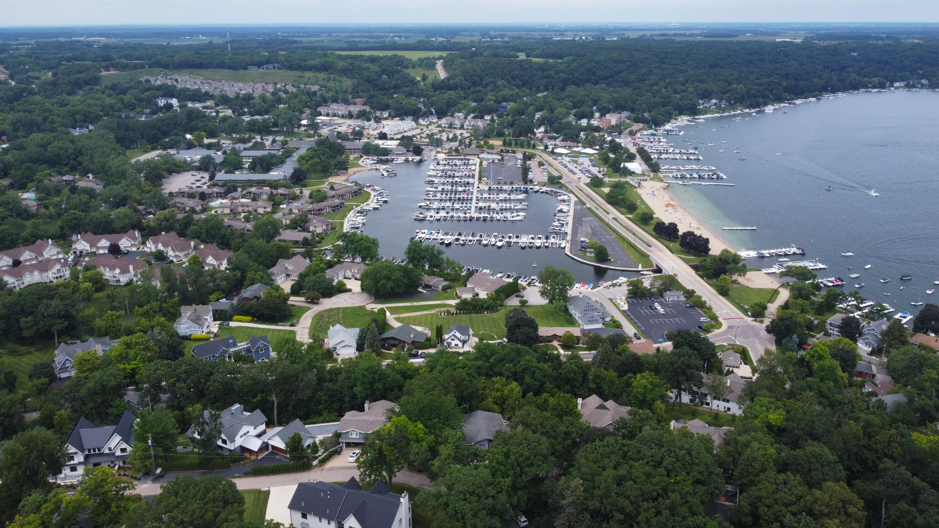 Fontana, Wisconsin 53125, United States, 4 Bedrooms Bedrooms, ,4 BathroomsBathrooms,Residential,Active,183885