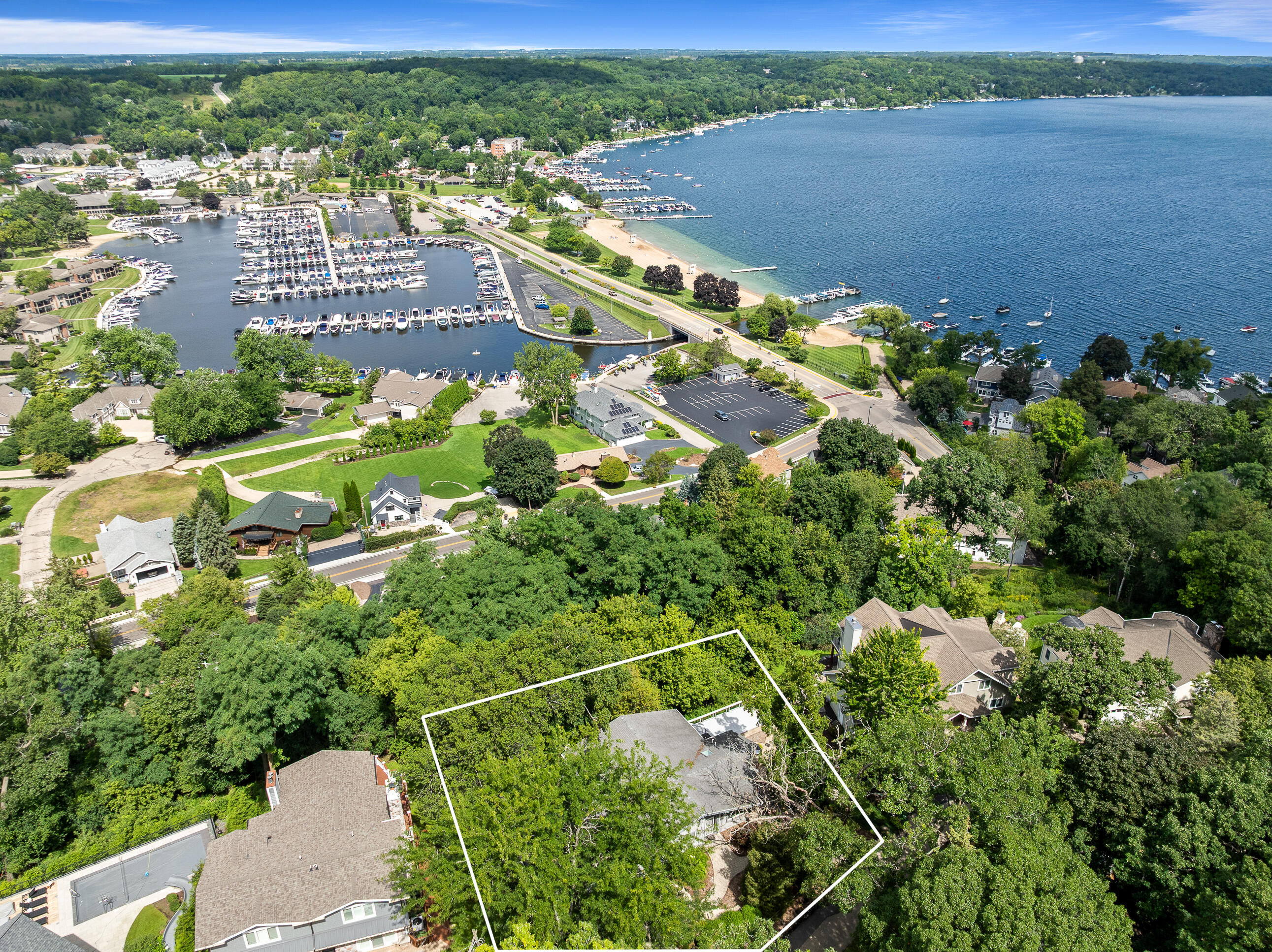 Fontana, Wisconsin 53125, United States, 4 Bedrooms Bedrooms, ,4 BathroomsBathrooms,Residential,Active,183885