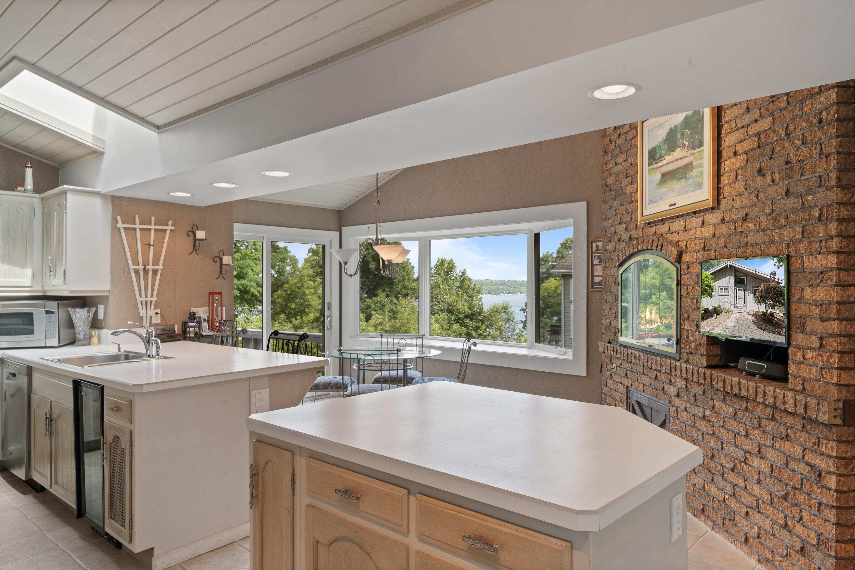 Fontana, Wisconsin 53125, United States, 4 Bedrooms Bedrooms, ,4 BathroomsBathrooms,Residential,Active,183885