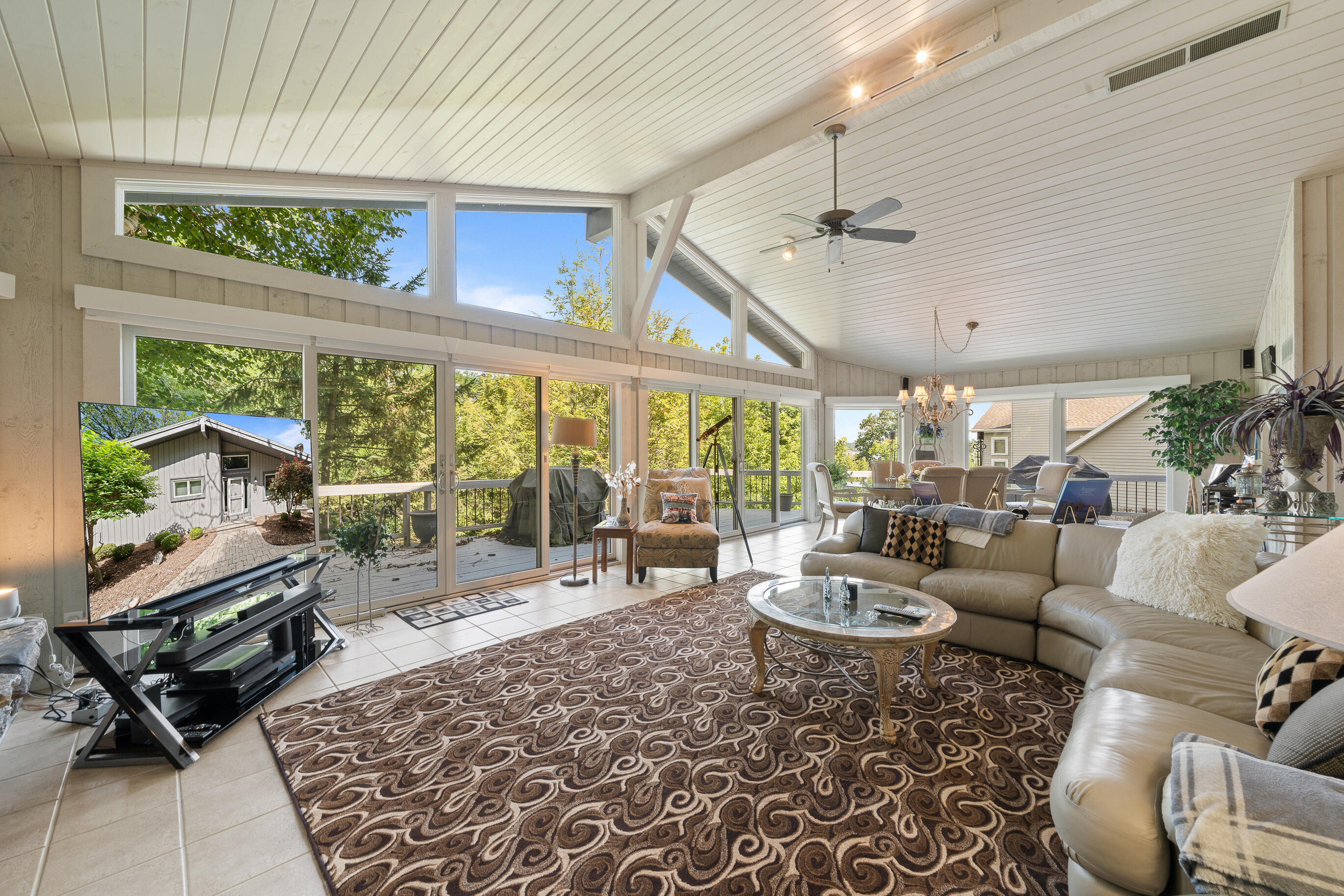 Fontana, Wisconsin 53125, United States, 4 Bedrooms Bedrooms, ,4 BathroomsBathrooms,Residential,Active,183885