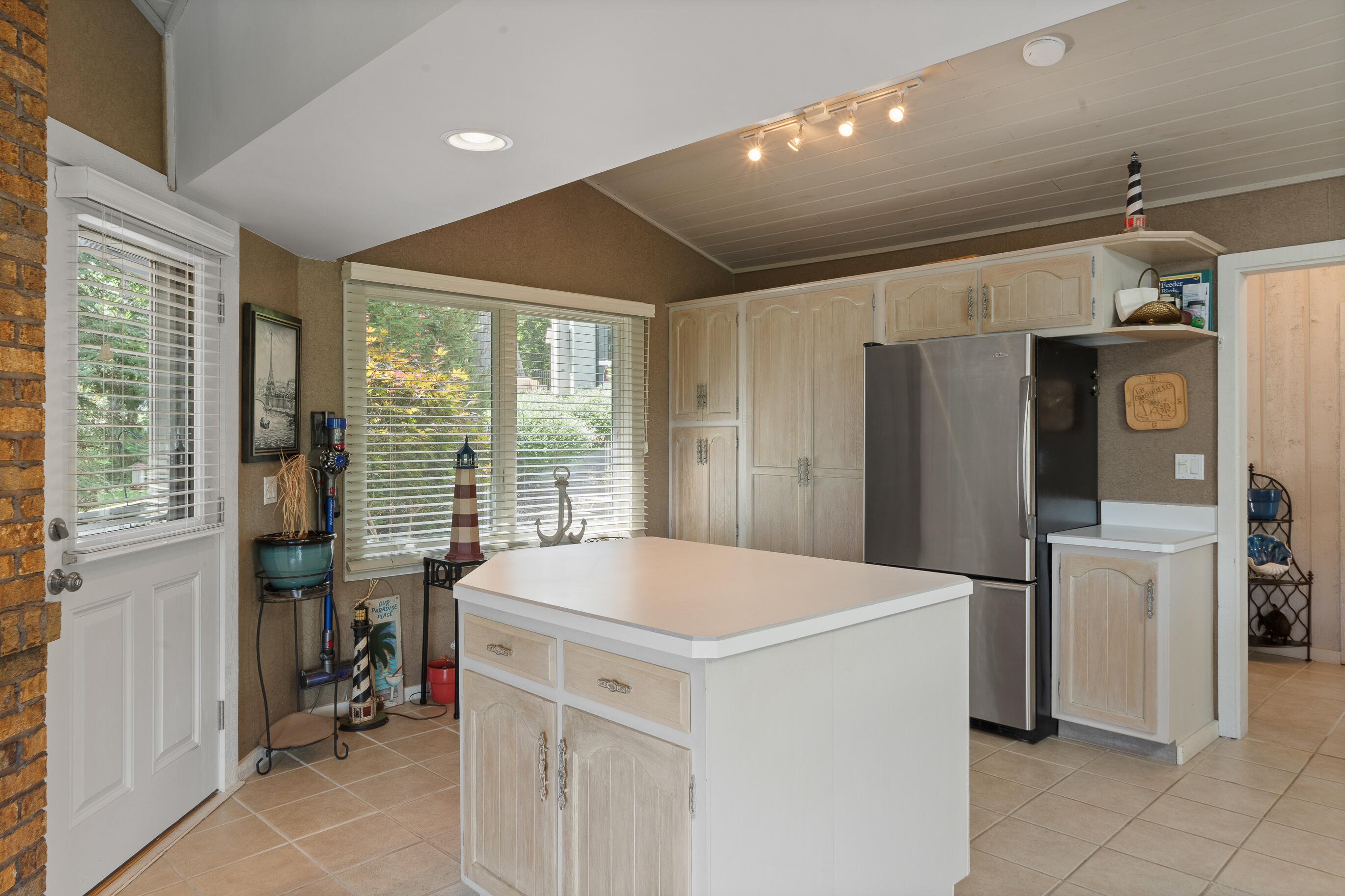 Fontana, Wisconsin 53125, United States, 4 Bedrooms Bedrooms, ,4 BathroomsBathrooms,Residential,Active,183885