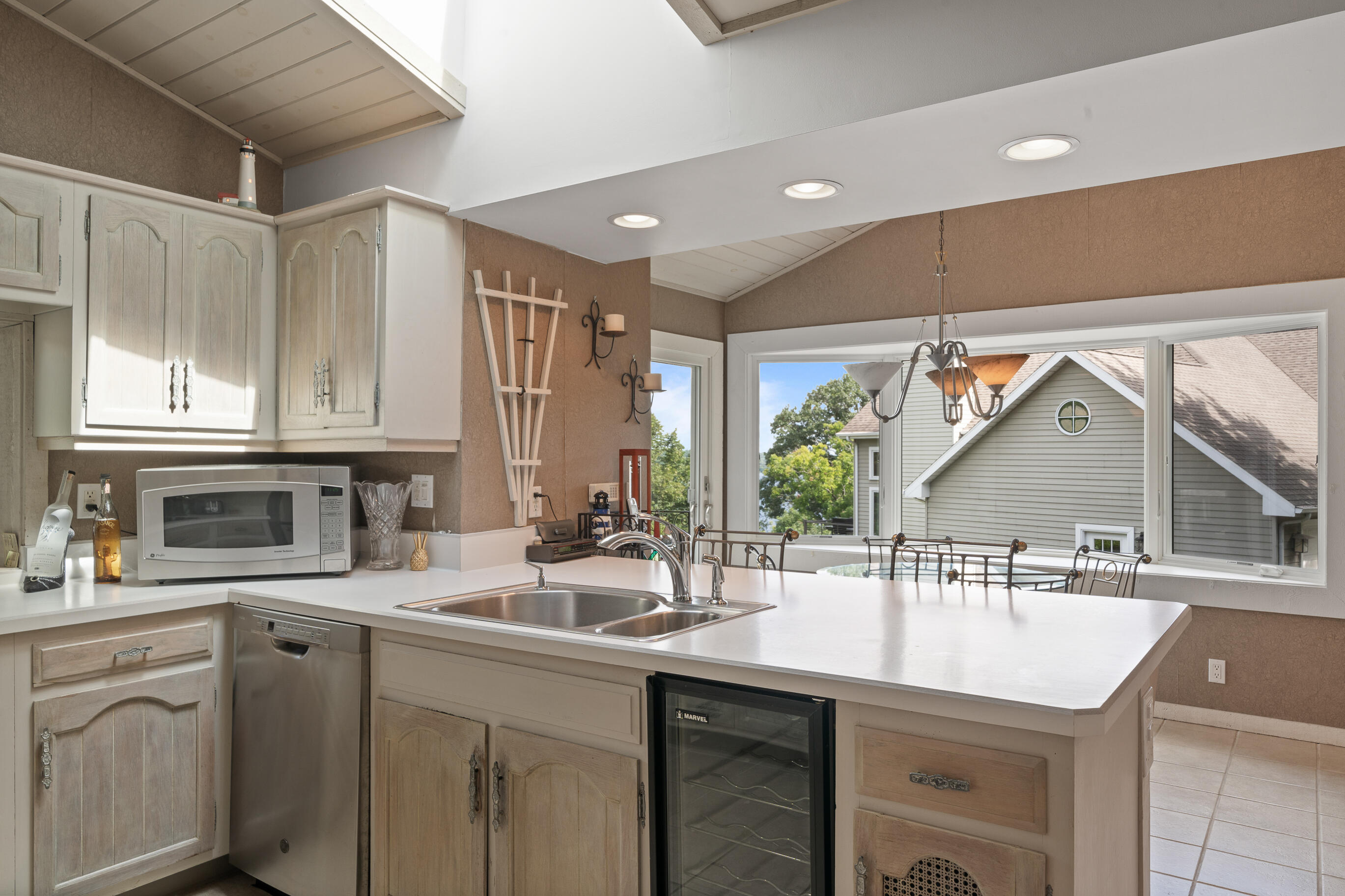 Fontana, Wisconsin 53125, United States, 4 Bedrooms Bedrooms, ,4 BathroomsBathrooms,Residential,Active,183885