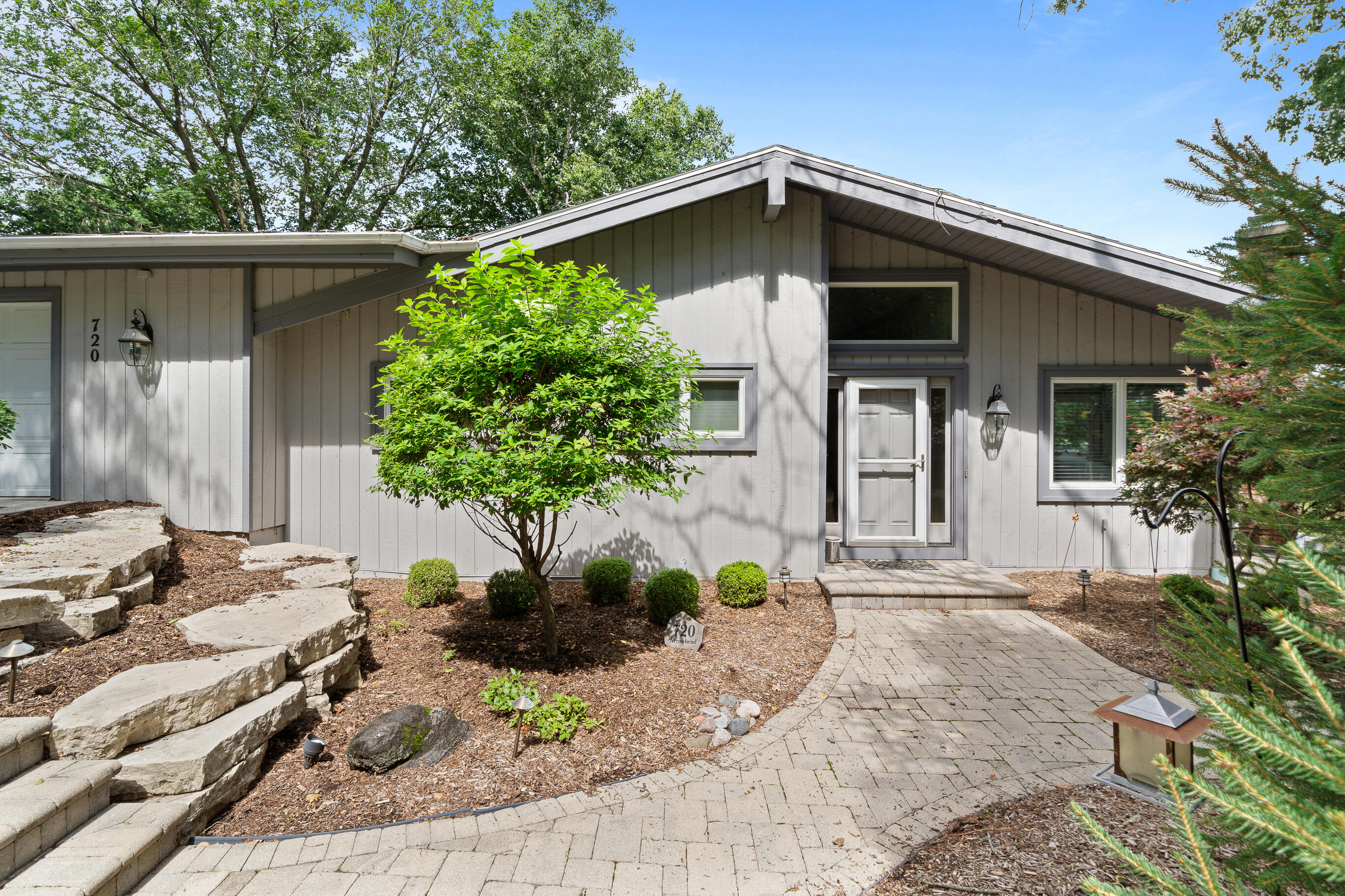 Fontana, Wisconsin 53125, United States, 4 Bedrooms Bedrooms, ,4 BathroomsBathrooms,Residential,Active,183885