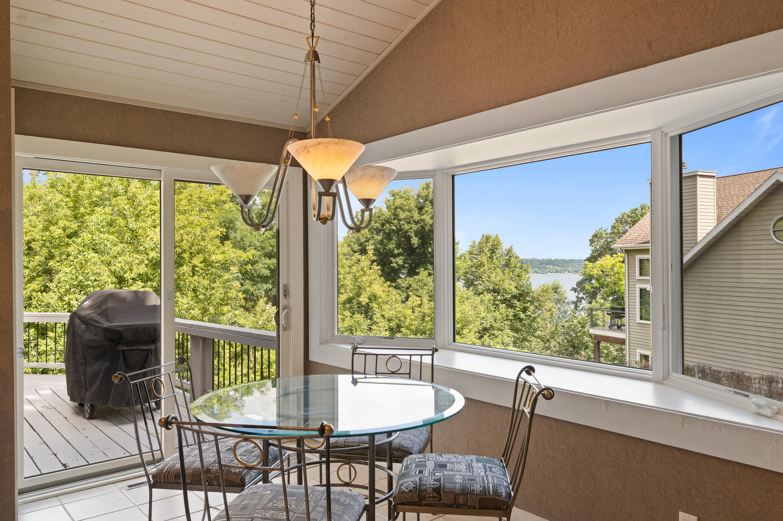 Fontana, Wisconsin 53125, United States, 4 Bedrooms Bedrooms, ,4 BathroomsBathrooms,Residential,Active,183885