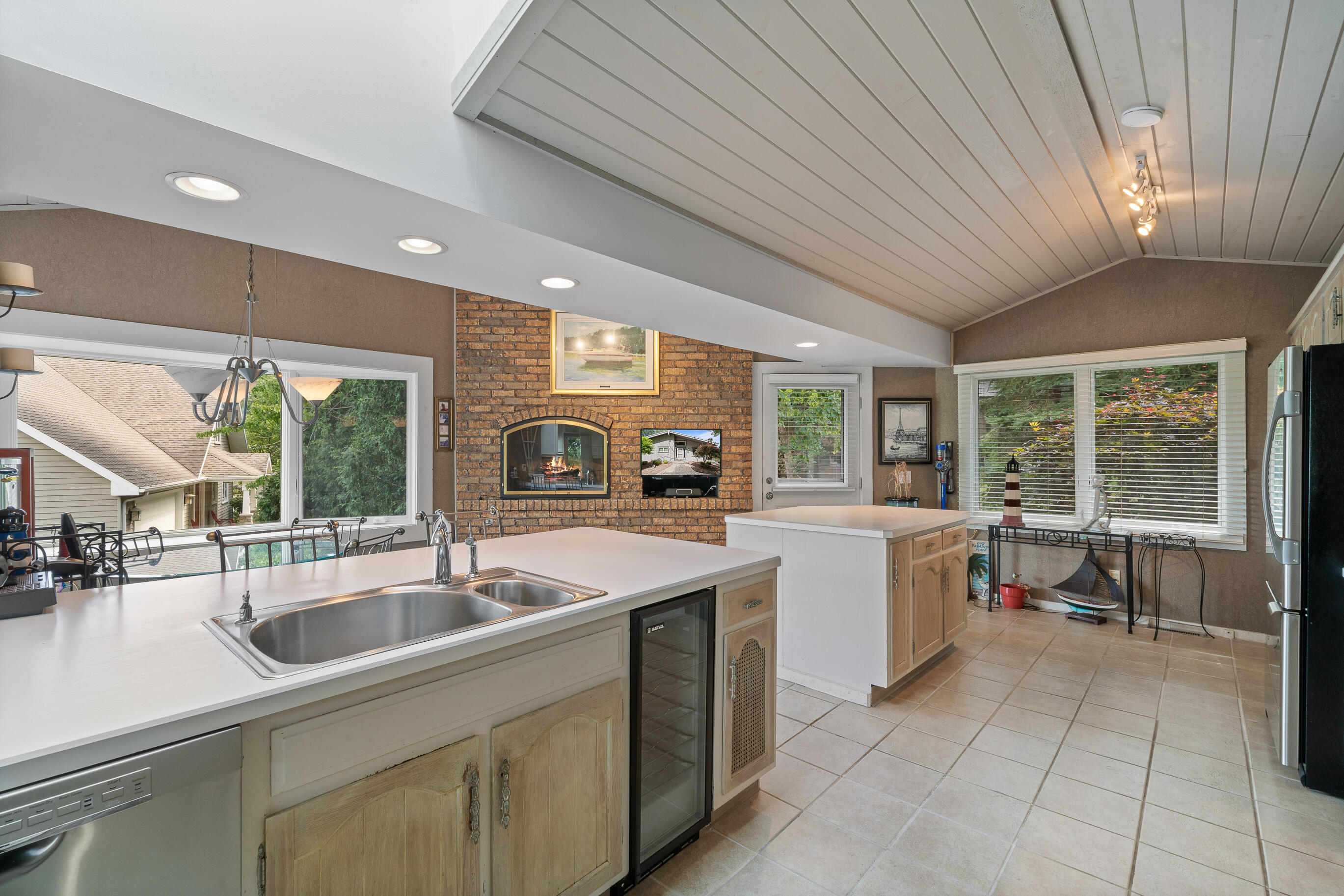 Fontana, Wisconsin 53125, United States, 4 Bedrooms Bedrooms, ,4 BathroomsBathrooms,Residential,Active,183885