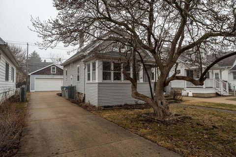 Photo of 507 S Oak Park Ct, Milwaukee, WI 53214 (MLS # 1952946)