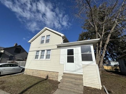 Photo of 644 644 W 6th Ave, Oshkosh, WI 54902 (MLS # 1947190)